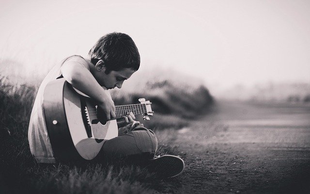 Mehr über den Artikel erfahren Gitarre Spielen Lernen in 7 Schritten