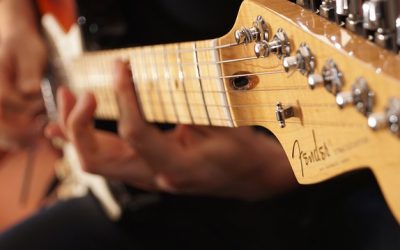 11 einfache Gitarrenriffs für Anfänger (mit TABS)