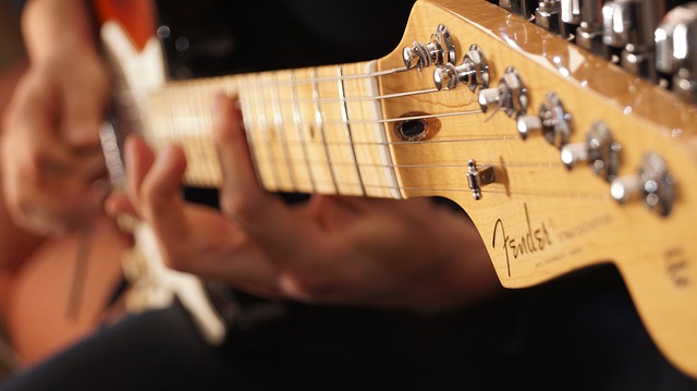 Mehr über den Artikel erfahren 11 einfache Gitarrenriffs für Anfänger (mit TABS)