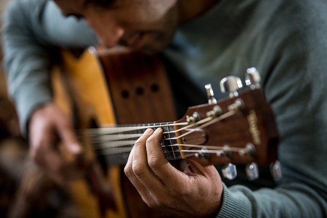 Mehr über den Artikel erfahren 11 Gitarrenlieder zum Zupfen für Anfänger