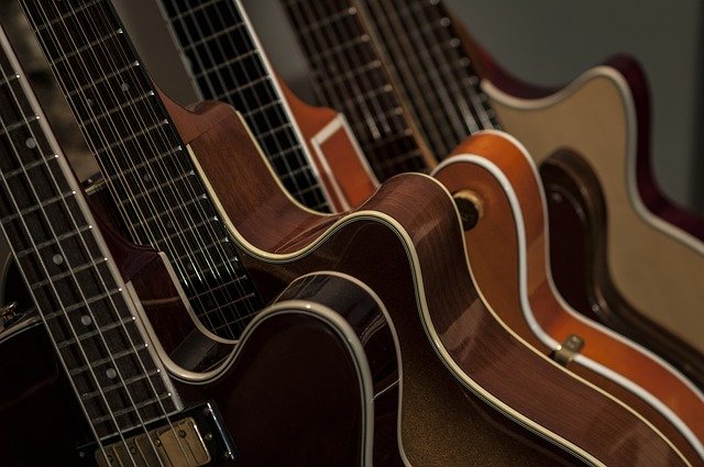 Mehr über den Artikel erfahren 6 gute E-Gitarren bis 300 Euro