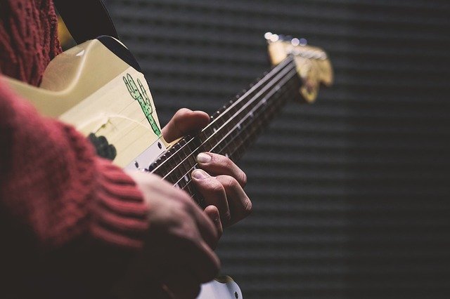 Mehr über den Artikel erfahren 4 E-Gitarren für kleine Hände, dünne Hälse – dicker Sound!