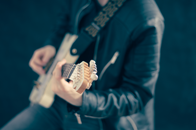 Mehr über den Artikel erfahren Powerchords auf der Gitarre lernen (anfängerfreundlich)