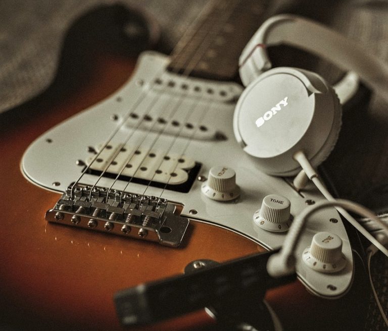 Mehr über den Artikel erfahren Gitarre leise üben: 4 Möglichkeiten