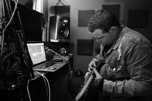Mehr über den Artikel erfahren E-Gitarre über PC spielen & aufnehmen